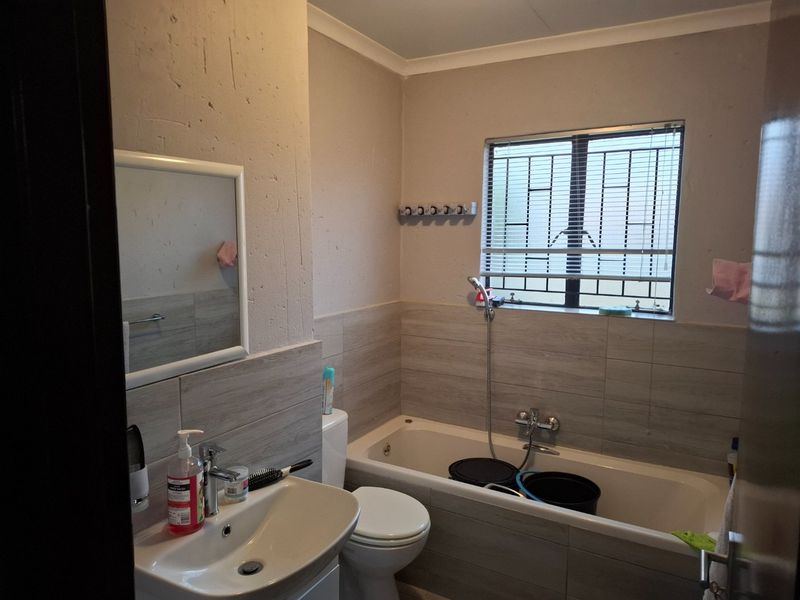 Modern 2 bedroom unit - Photo 8