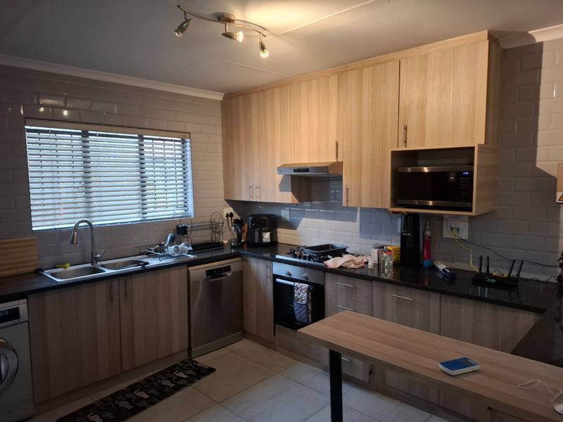 Modern 2 bedroom unit - Photo 4