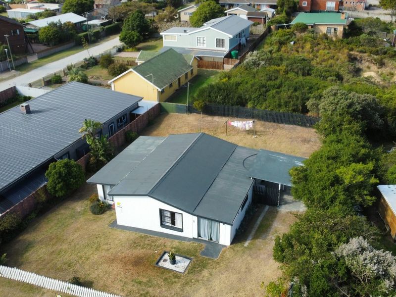 Spacious four-bedroom Sedgefield home offering comfort and tranquility. - Photo 10