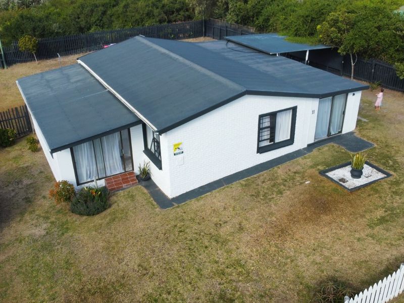 Spacious four-bedroom Sedgefield home offering comfort and tranquility. - Photo 2