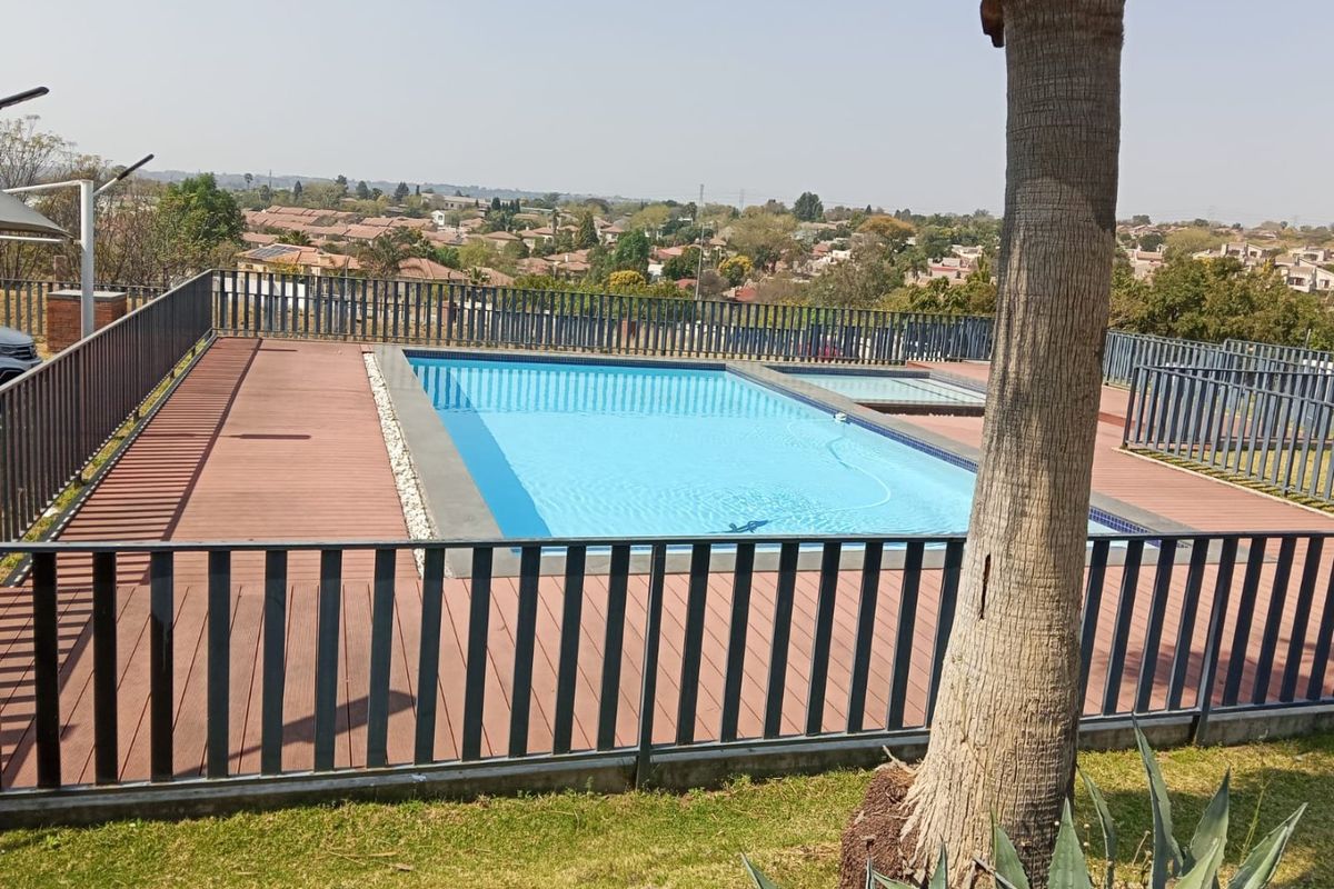 Secure upmarket apartment in Popular Johannesburg North suburb - Photo 3