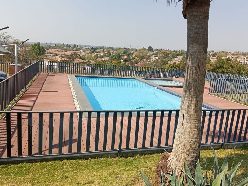 Secure upmarket apartment in Popular Johannesburg North suburb - Photo 3