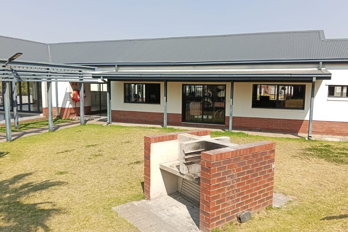 Secure upmarket apartment in Popular Johannesburg North suburb - Photo 2