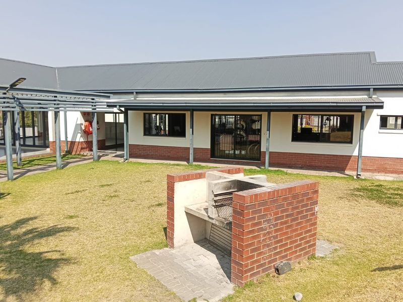 Secure upmarket apartment in Popular Johannesburg North suburb - Photo 2