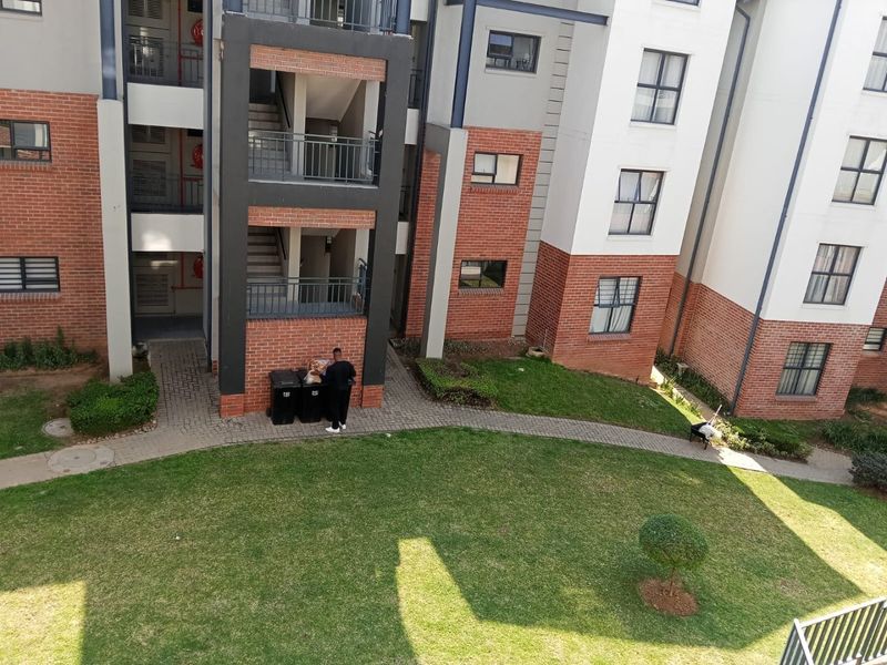 Secure upmarket apartment in Popular Johannesburg North suburb - Photo 6
