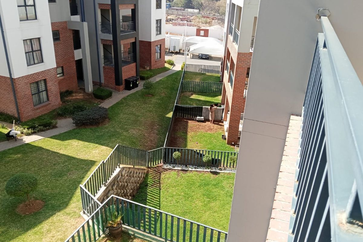 Secure upmarket apartment in Popular Johannesburg North suburb - Photo 5