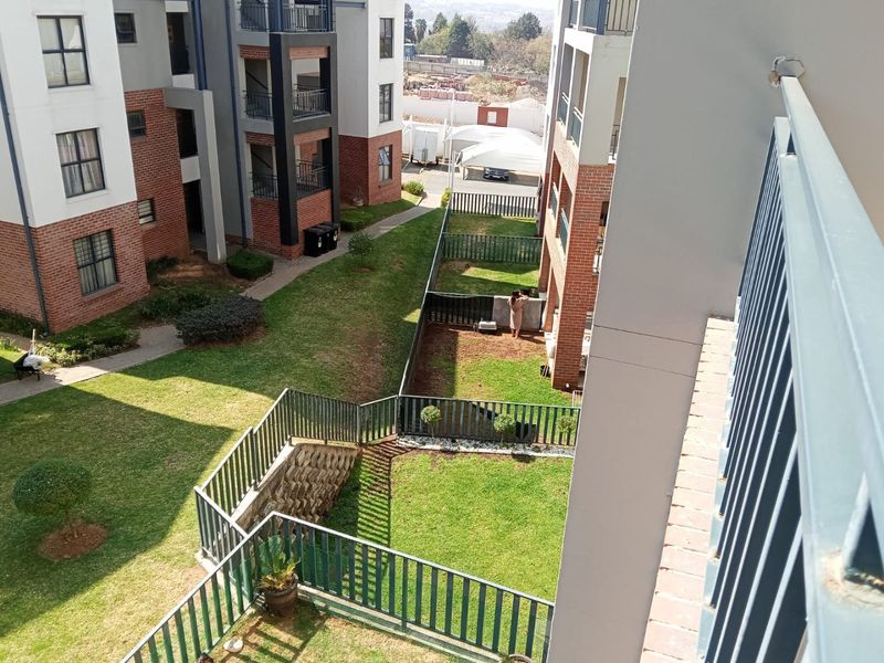 Secure upmarket apartment in Popular Johannesburg North suburb - Photo 5