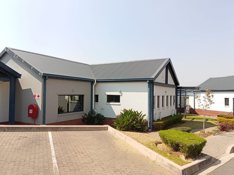 Secure upmarket apartment in Popular Johannesburg North suburb - Photo 4