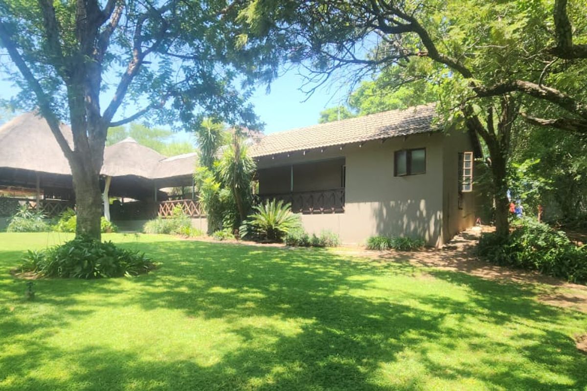 Stunning Lodge & Caravan Park with Accommodation and Scenic Views Overlooking the Krokodile River - Photo 2