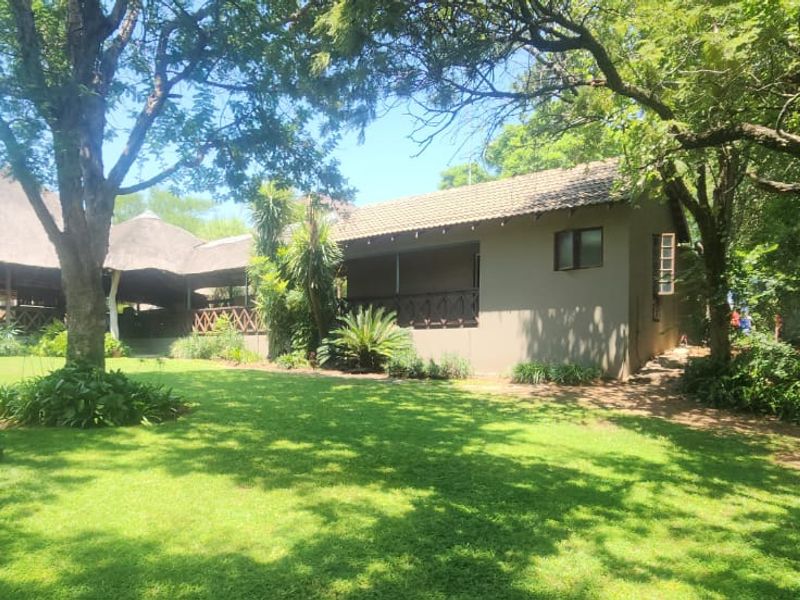 Stunning Lodge & Caravan Park with Accommodation and Scenic Views Overlooking the Krokodile River - Photo 2