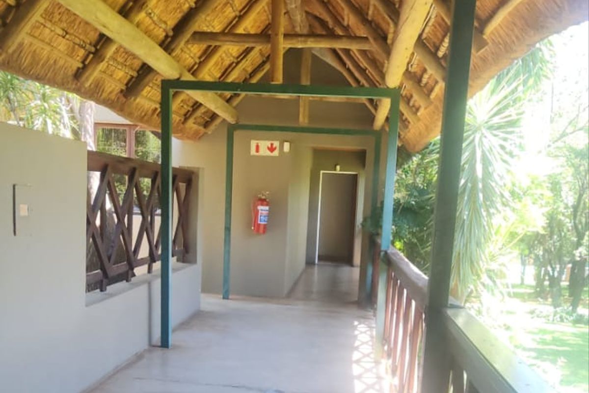 Stunning Lodge & Caravan Park with Accommodation and Scenic Views Overlooking the Krokodile River - Photo 5