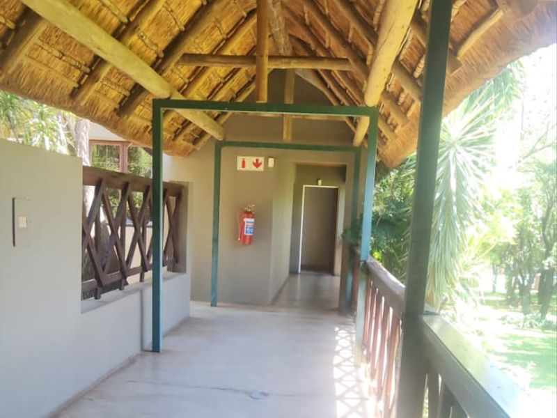 Stunning Lodge & Caravan Park with Accommodation and Scenic Views Overlooking the Krokodile River - Photo 5