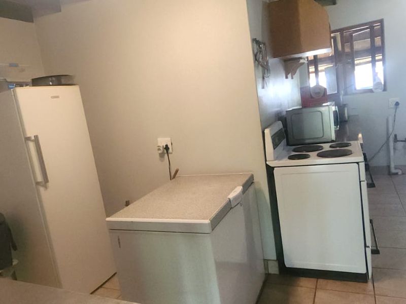 Stunning Lodge & Caravan Park with Accommodation and Scenic Views Overlooking the Krokodile River - Photo 10