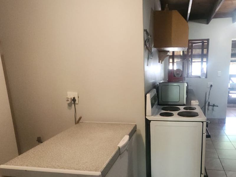 Stunning Lodge & Caravan Park with Accommodation and Scenic Views Overlooking the Krokodile River - Photo 9