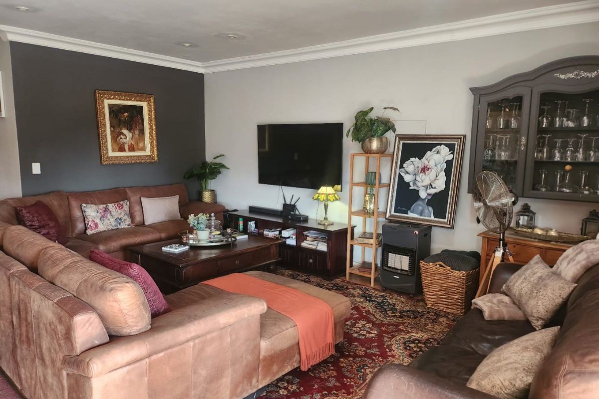 Stunning 3-Bedroom Penthouse at Landsmeer Equestrian Estate! - Photo 3