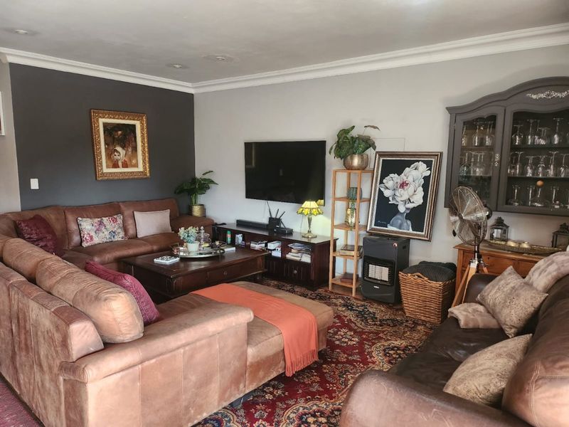 Stunning 3-Bedroom Penthouse at Landsmeer Equestrian Estate! - Photo 3