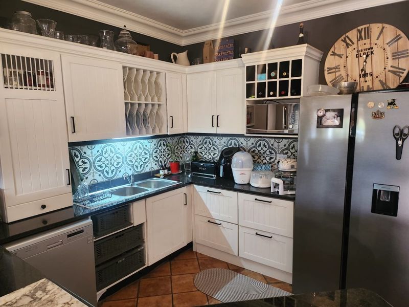 Stunning 3-Bedroom Penthouse at Landsmeer Equestrian Estate! - Photo 10