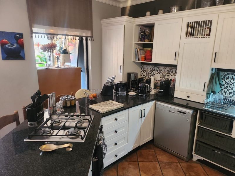 Stunning 3-Bedroom Penthouse at Landsmeer Equestrian Estate! - Photo 7