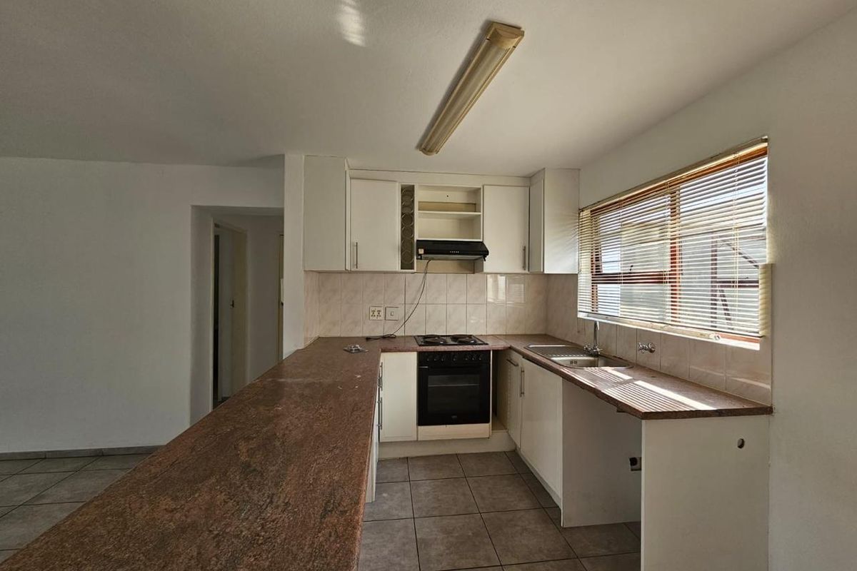 This charming 2-bedroom, 2-bathroom (both en-suite) home offers comfortable and secure living in a well-maintained estate. - Photo 3