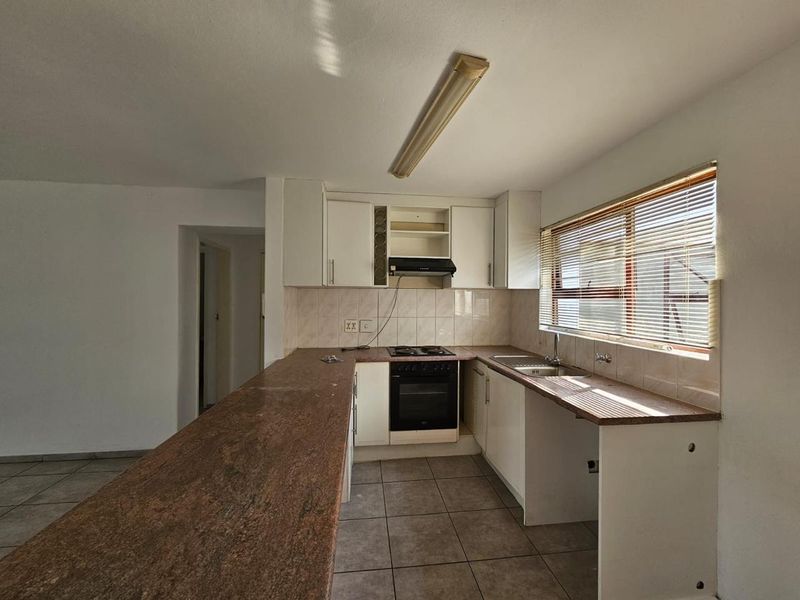 This charming 2-bedroom, 2-bathroom (both en-suite) home offers comfortable and secure living in a well-maintained estate. - Photo 3