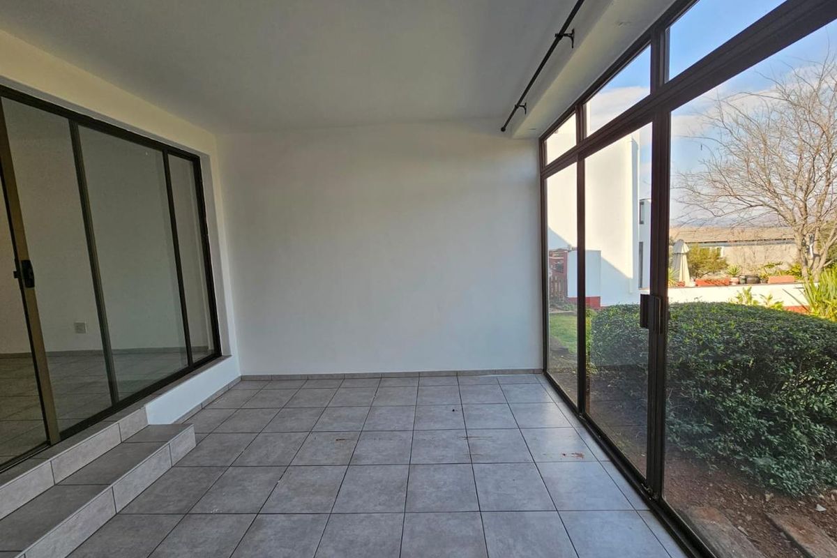 This charming 2-bedroom, 2-bathroom (both en-suite) home offers comfortable and secure living in a well-maintained estate. - Photo 5