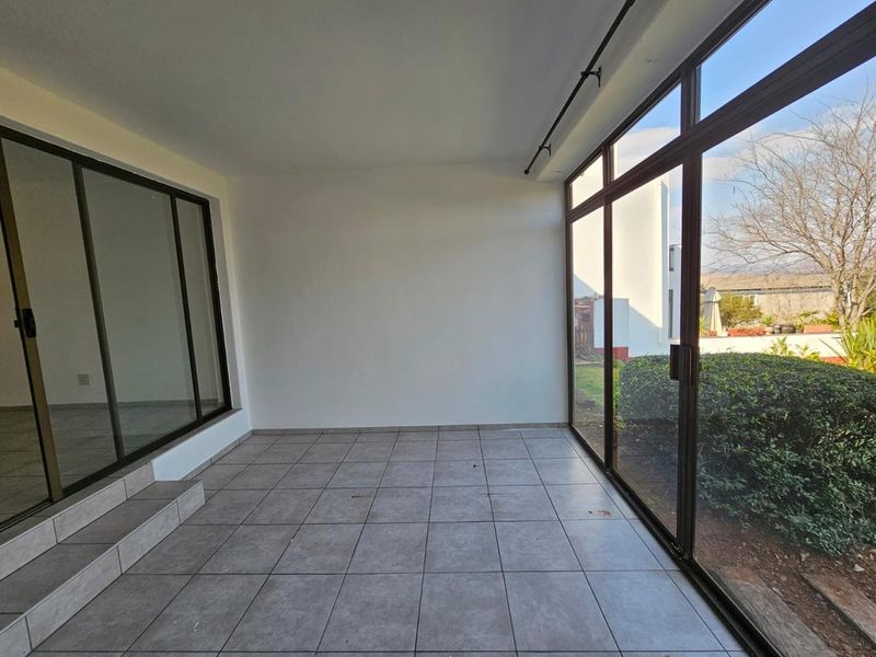 This charming 2-bedroom, 2-bathroom (both en-suite) home offers comfortable and secure living in a well-maintained estate. - Photo 5