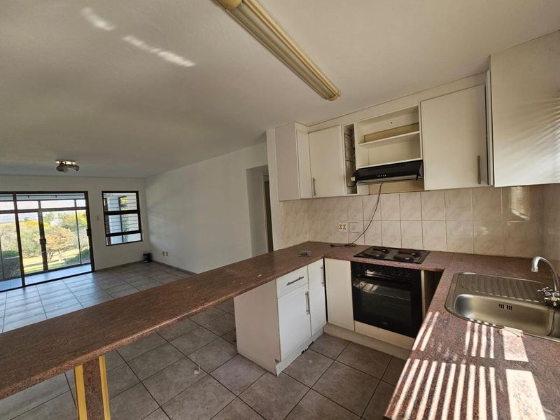 This charming 2-bedroom, 2-bathroom (both en-suite) home offers comfortable and secure living in a well-maintained estate. - Photo 10