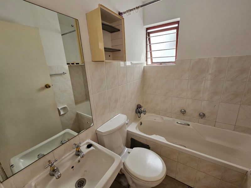 This charming 2-bedroom, 2-bathroom (both en-suite) home offers comfortable and secure living in a well-maintained estate. - Photo 9