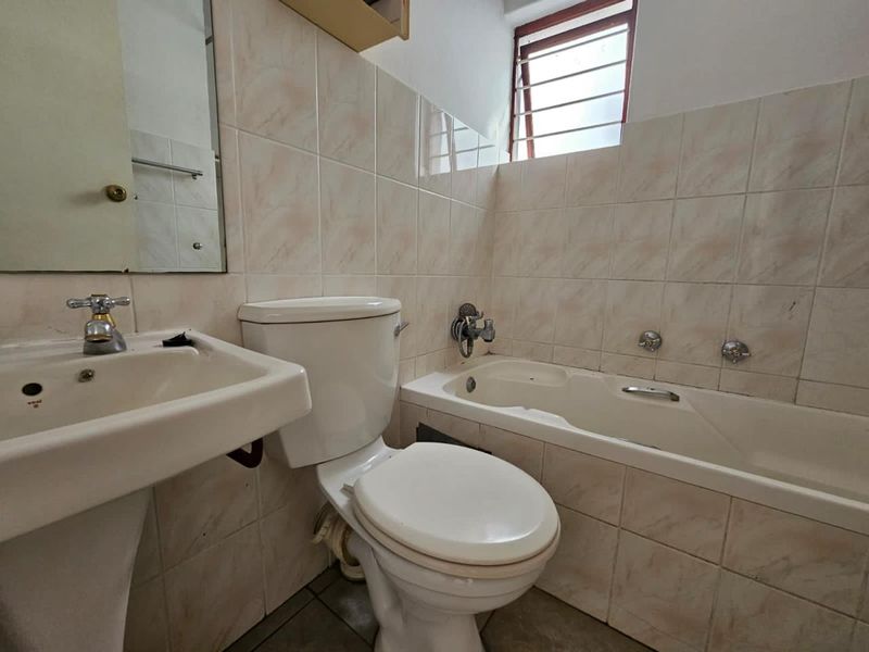 This charming 2-bedroom, 2-bathroom (both en-suite) home offers comfortable and secure living in a well-maintained estate. - Photo 8