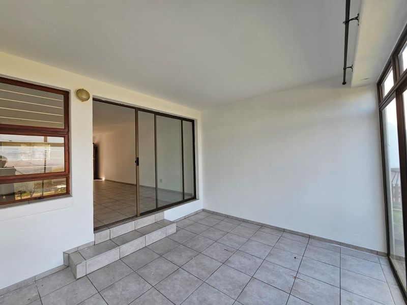 This charming 2-bedroom, 2-bathroom (both en-suite) home offers comfortable and secure living in a well-maintained estate. - Photo 7