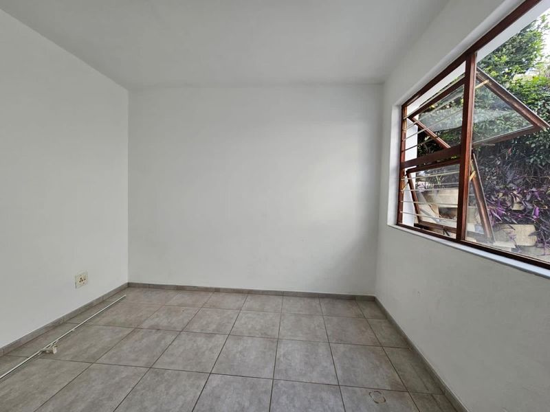 This charming 2-bedroom, 2-bathroom (both en-suite) home offers comfortable and secure living in a well-maintained estate. - Photo 6