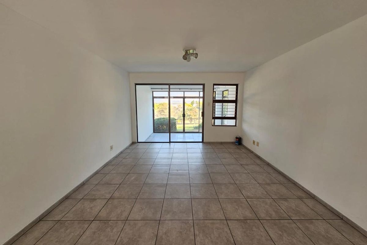 This charming 2-bedroom, 2-bathroom (both en-suite) home offers comfortable and secure living in a well-maintained estate. - Photo 4