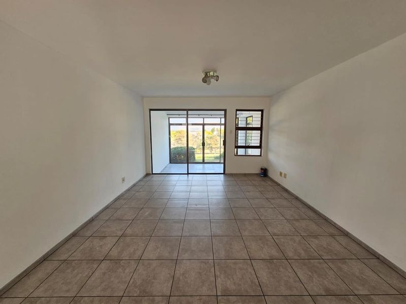 This charming 2-bedroom, 2-bathroom (both en-suite) home offers comfortable and secure living in a well-maintained estate. - Photo 4