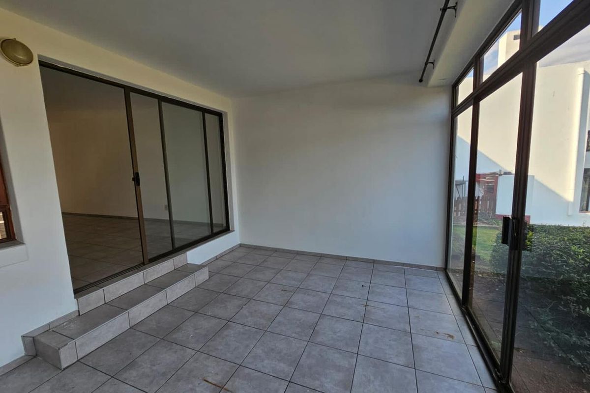 This charming 2-bedroom, 2-bathroom (both en-suite) home offers comfortable and secure living in a well-maintained estate. - Photo 2