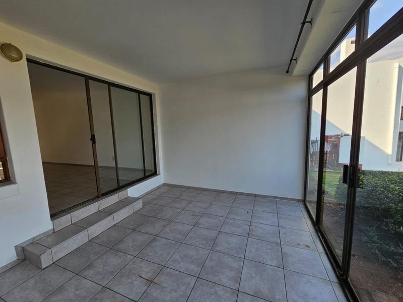 This charming 2-bedroom, 2-bathroom (both en-suite) home offers comfortable and secure living in a well-maintained estate. - Photo 2