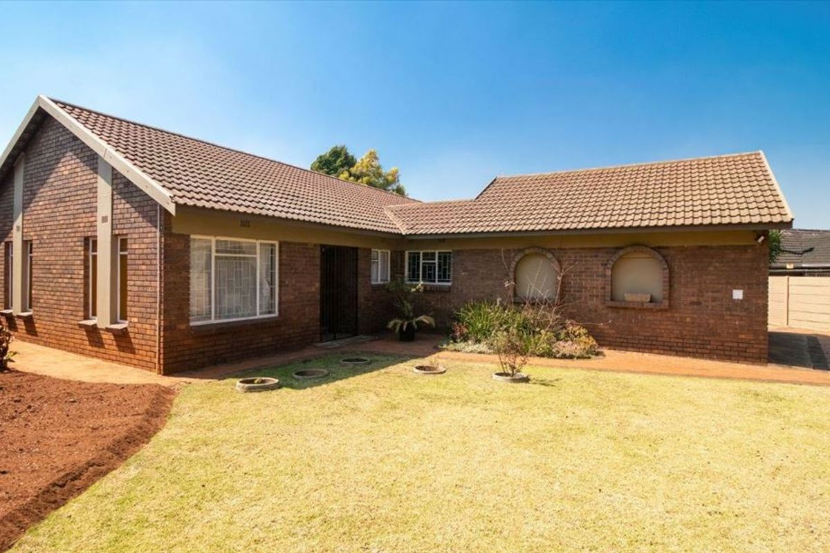 Charming and Spacious Family Home with Modern Conveniences - Photo 3