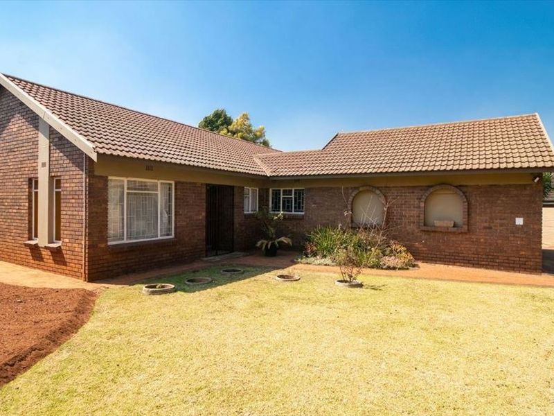 Charming and Spacious Family Home with Modern Conveniences - Photo 3