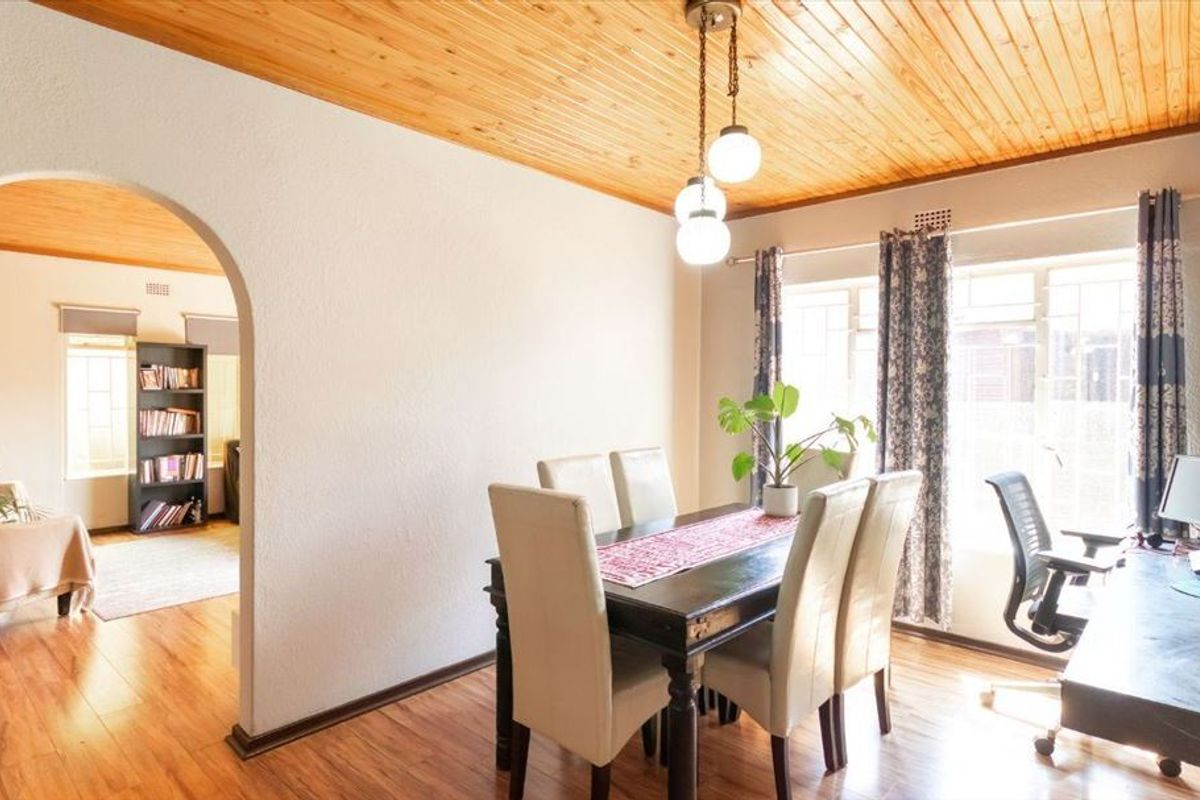 Charming and Spacious Family Home with Modern Conveniences - Photo 2