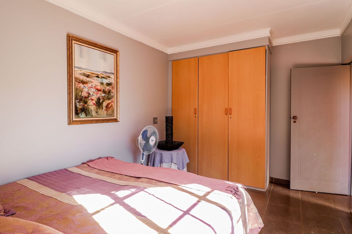 3 Bedroom Townhouse in Wilkoppies - Photo 3