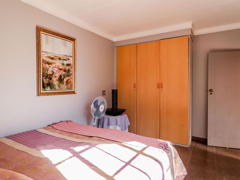 3 Bedroom Townhouse in Wilkoppies - Photo 3