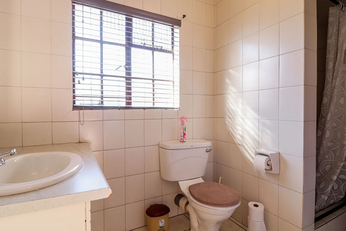 3 Bedroom Townhouse in Wilkoppies - Photo 4