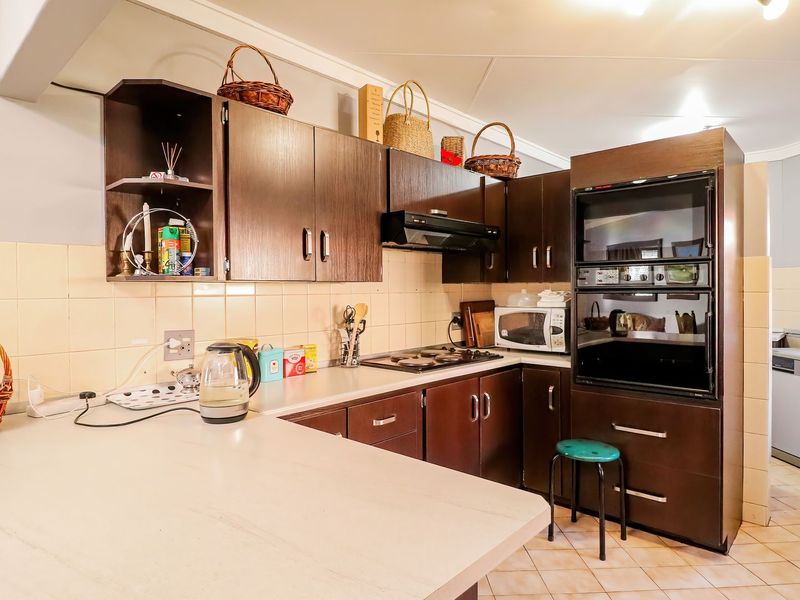 3 Bedroom Townhouse in Wilkoppies - Photo 9