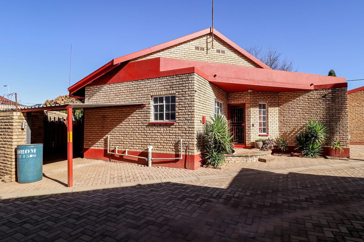 3 Bedroom Townhouse in Wilkoppies - Photo 2