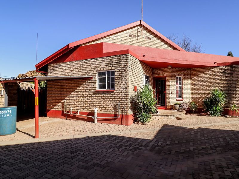 3 Bedroom Townhouse in Wilkoppies - Photo 2