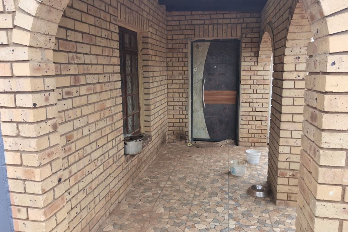 3 bedroom house with 2 flatlets for sale in Motherwell,NU9 - Photo 5