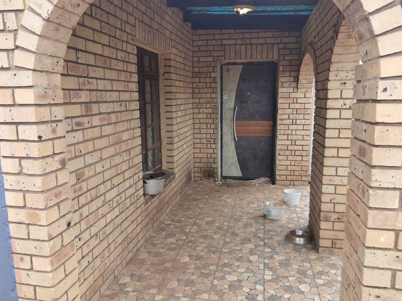 3 bedroom house with 2 flatlets for sale in Motherwell,NU9 - Photo 5