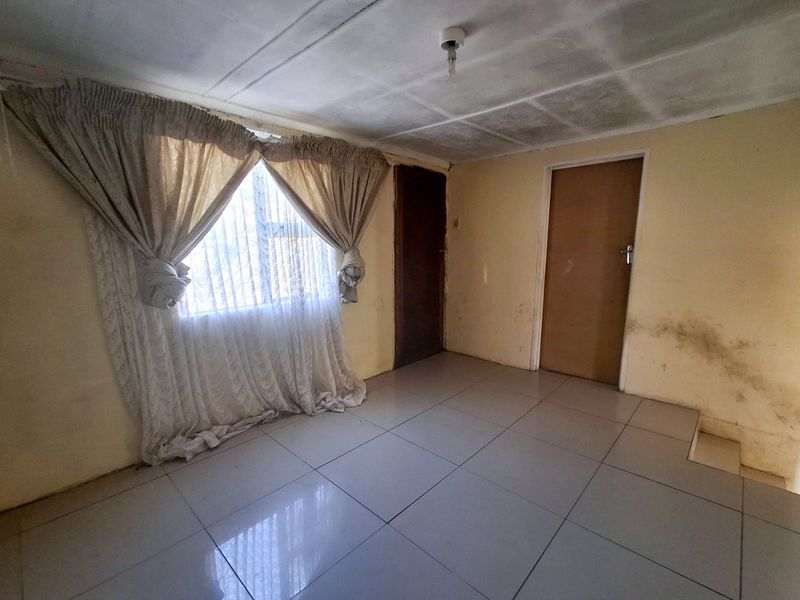 2 Bedroom House - Photo 6