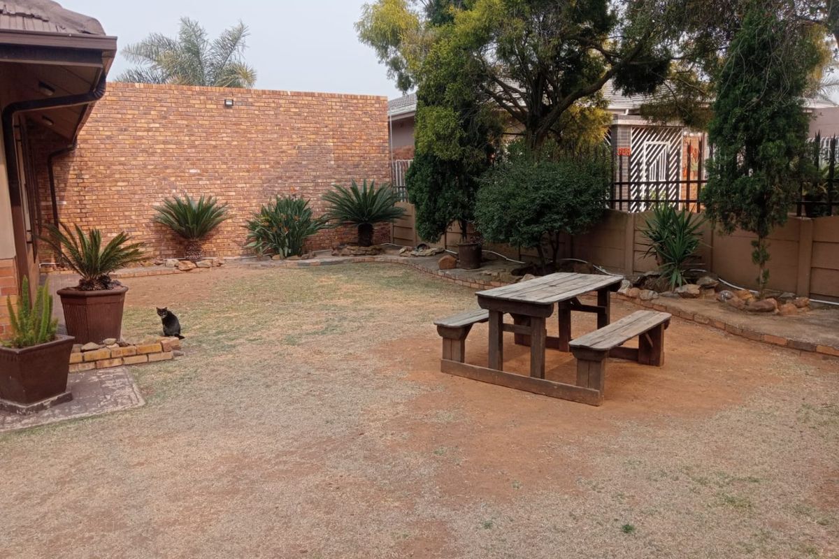 Stunning Family Home with Flatlets - Photo 4