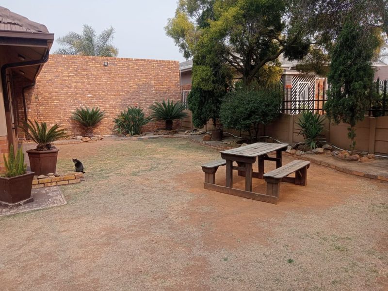 Stunning Family Home with Flatlets - Photo 4