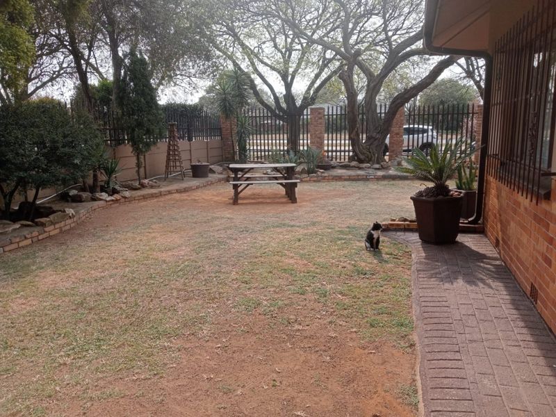 Stunning Family Home with Flatlets - Photo 5